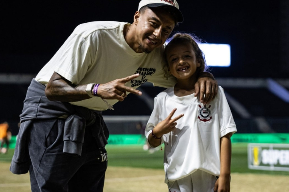 Lingard e a filha marcam presença na Fazendinha para apoiar as Brabas