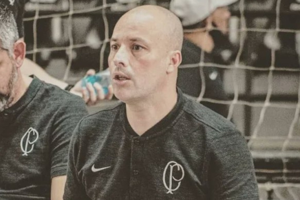 Daniel Magalh�es passando orienta��es aos jogadores do Corinthians