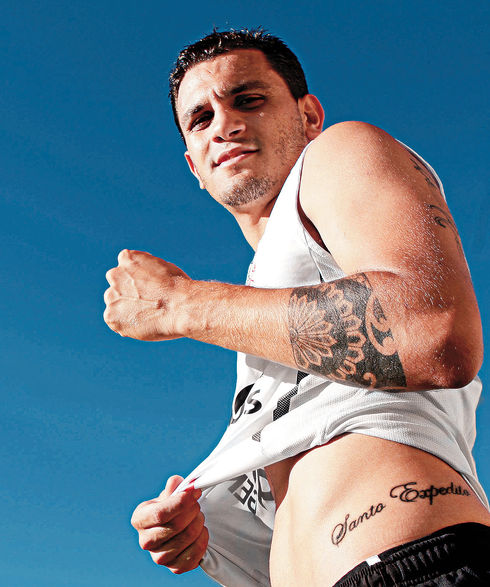 A pedido do LNET!, Fbio Santos mostra tatuagem em treino do Corinthians