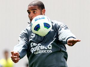 Adriano em treino no Corinthians na ltima semana