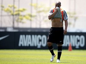Adriano mostra a barriga durante treino do Corinthians