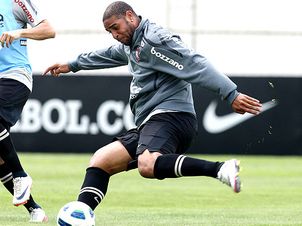 Adriano se reapresentou no Corinthians