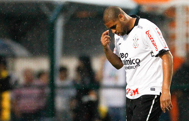 Adriano se sentiu til ao Corinthians nos 15 minutos em que enfrentou o Atltico-PR, no Pacaembu