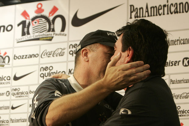 Andrs Sanchez chorou quando Mano Menezes se despediu do Corinthians para assumir a Seleo Brasilei