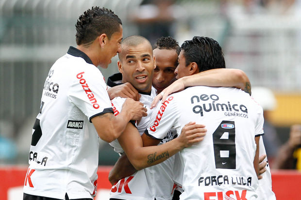 Com gols de Emerson e Paulinho, Corinthians alcanou a vitria queo manteve na liderana do Brasile