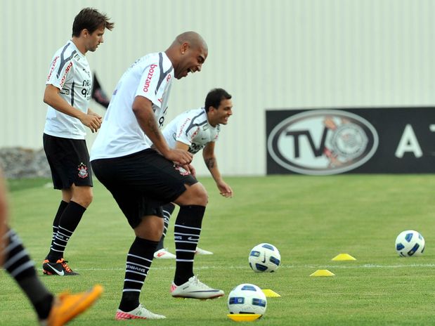 Corinthians se prepara para duelo diante do Figueirense, em Santa Catarina