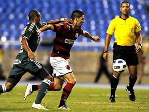 Emerson Almeida Ferreira validou gol ilegal do Flamengo e vai apitar Santos x Grmio