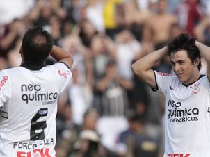 Fbio Santos e Willian se lamentam durante a derrota em Minas