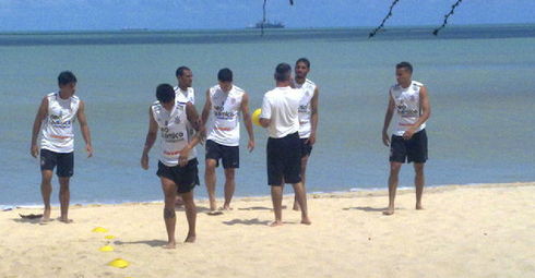 Jogadores reservas do Corinthians treinam na praia