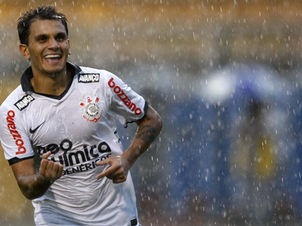 Lateral-esquerdo Fbio Santos virou referncia no Corinthians