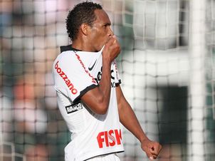 Liedson comemora o gol que garantiu a vitria do Corinthians sobre o Figueirense