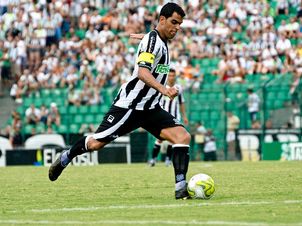 Maicon volta ao meio campo titular contra o Corinthians