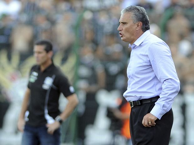 O Corinthians, do técnico Tite, venceu o Figueirense e esteve com a taça nas mãos por alguns minut