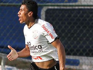 Paulinho comemora o unico gol do jogo em Sete Lagoas. Timo ainda mais lder!
