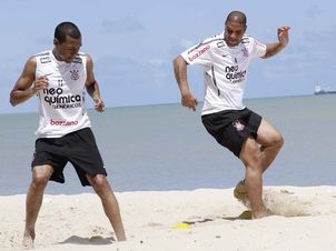 Ramrez treina com Adriano na Praia de Mucuripe, em Fortaleza