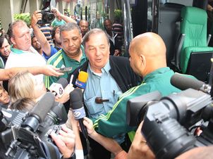 Roberto Frizzo foi cercado por jornalistas no desembarque do Palmeiras