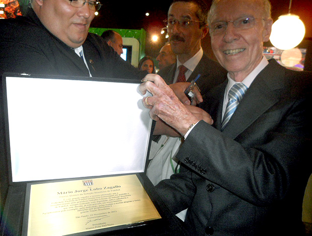 Sorridente, Zagallo recebe placa dourada da FPF no Soccerex