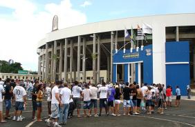  Torcida do Corinthians faz fila em frente  Arena Fonte Luminosa neste domingo 