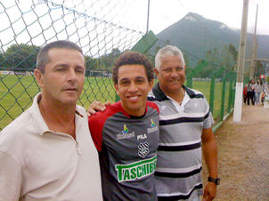 Wellington Nem, entre o primeiro técnico, Sérgio Freitas, e o pai Juarez
