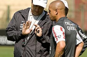 Adilson Batista e Roberto Carlos no treino do Corinthians