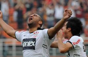 Adriano comemorando gol da vitória sobre o Botafogo