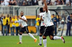 Adriano e Liedson comemorando o gol de empate do Corinthians