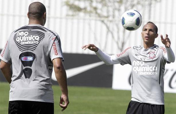 Adriano e Liedson durante o treino do Corinthians