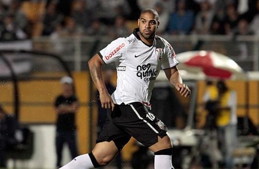 Adriano na partida de estreia pelo Corinthians