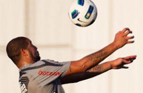 Adriano segue treinando duro no Corinthians