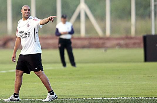 Adriano segue treinando no Corinthians