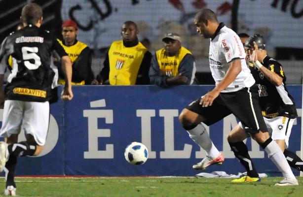 Adriano tentando passar pela marcao na partida entre Corinthians e Botafogo