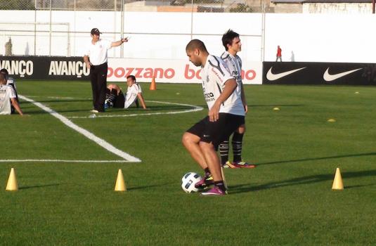 Adriano treina com bola durante sesso no CT do Corinthians