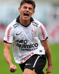 Alex comemora gol pelo Corinthians sobre o Cear, no Brasileiro