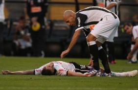 Alex desmaiado na partida contra o Santos no Pacaembu