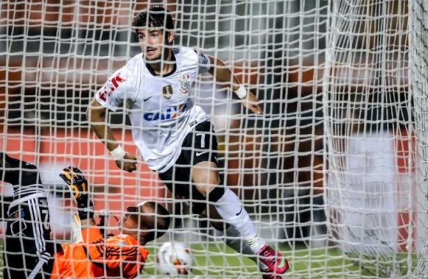 Alexandre Pato comemorando o segundo gol do Corinthians