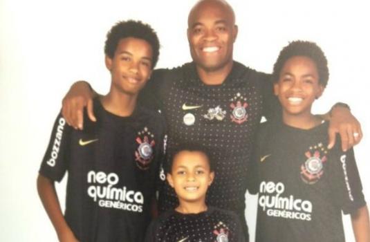 Anderson Silva e os filhos usando o manto do Corinthians em foto postada por ele no Twitter