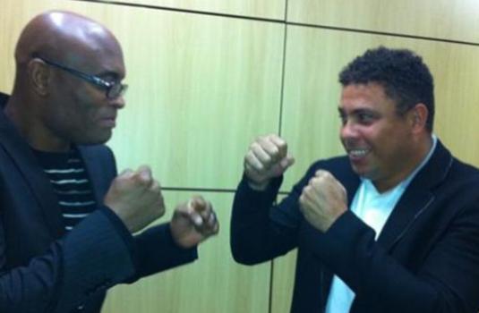 Anderson Silva e Ronaldo se encontram nos bastidores do aniversrio corintiano
