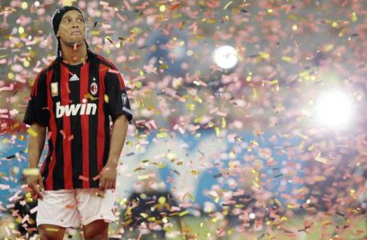 Apresentao do Ronaldinho no Milan, imaginem como seria no Corinthians!!