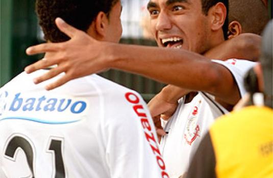 Boquita e Dentinho comemorando o segundo gol sobre o Atltico MG