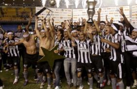 Botafogo ergue a taa e comemora o ttulo Estadual do Rio aps vencer o Flamengo
