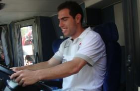 Bruno Csar tentando dirigir um nibus quando jogava no Corinthians