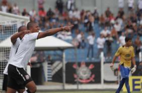 Centroavante Douglas fez de cabea o terceiro gol do Corinthians