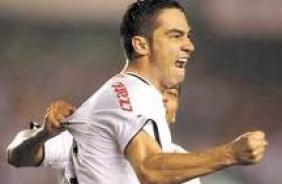 Chico comemorando um de seus gols pelo Corinthians