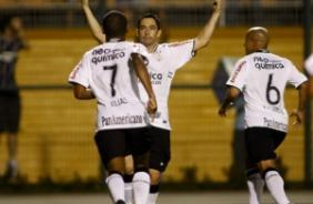 Chicão, de falta, fez o segundo gol do Corinthians