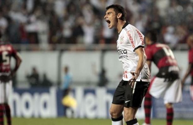 Contra o Atltico-GO, Alex marcou o quinto gol pelo Corinthians