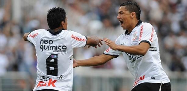 Corinthians anuncia renovao dos contratos dos volantes Paulinho e Ralf