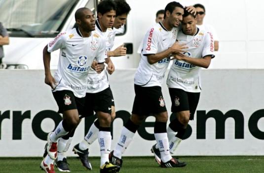 Corinthians comemorando gol