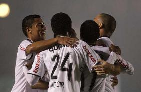 Corinthians comemorando o primeiro gol