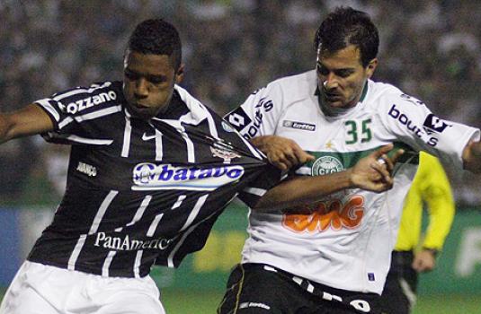 Corinthians empata com Coritiba e cola no G4
