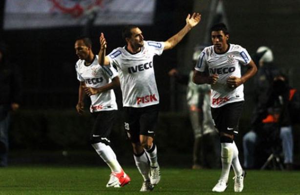Danilo comemorando o gol em cima do Santos na Libertadores